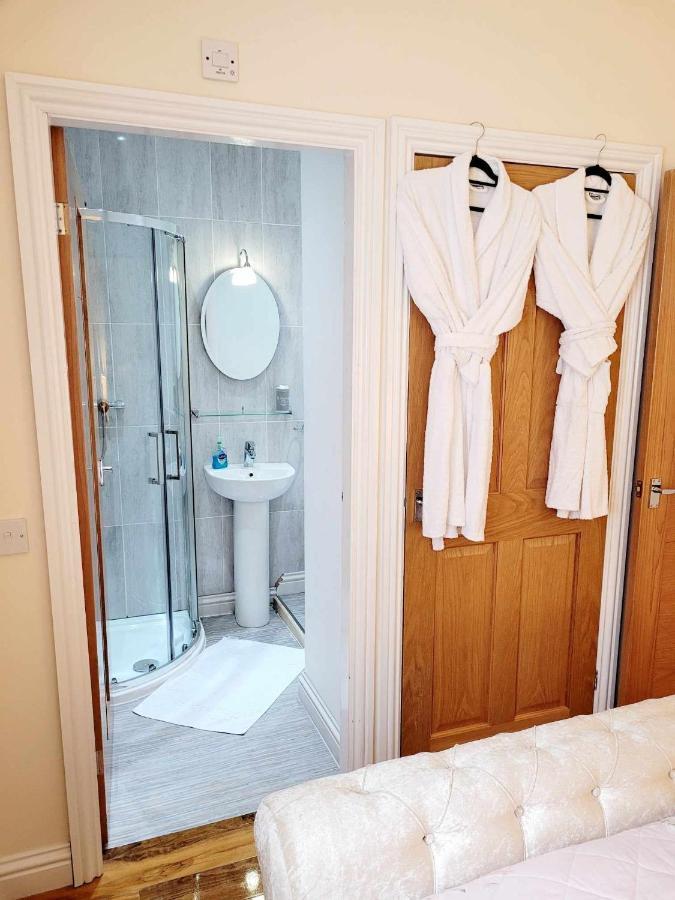 Apartment 1 Exquisite Two King Bedroom With En Suites - Close To The Town Centre, Rail, Airport And Theatre Darlington  Kültér fotó