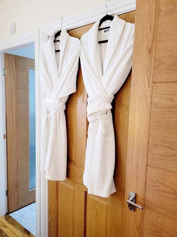 Apartment 1 Exquisite Two King Bedroom With En Suites - Close To The Town Centre, Rail, Airport And Theatre Darlington  Kültér fotó