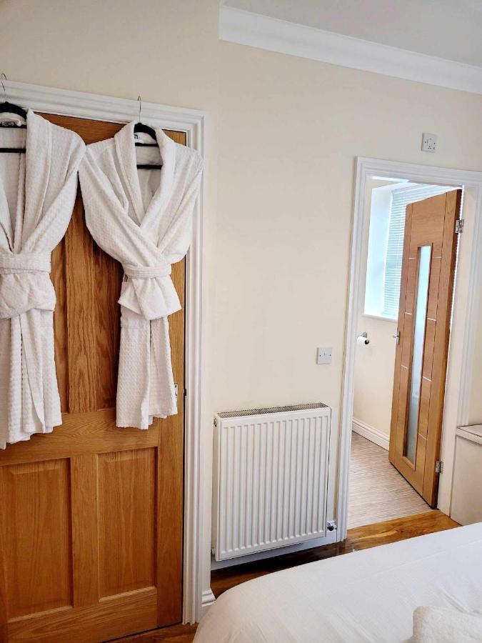 Apartment 1 Exquisite Two King Bedroom With En Suites - Close To The Town Centre, Rail, Airport And Theatre Darlington  Kültér fotó